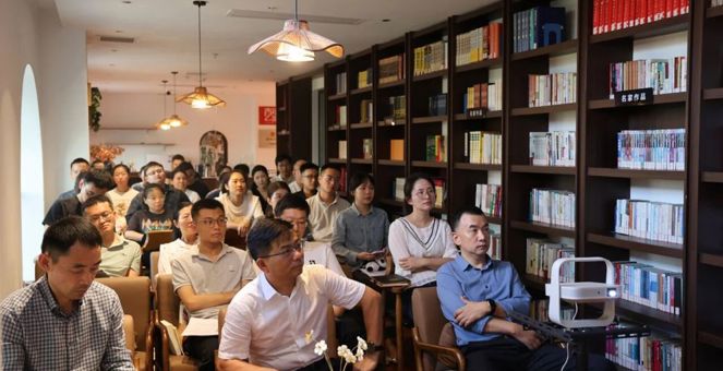 【青年干部读书班】月满华诞 书香致远——市市场监管局青年干部读书班开展迎双节读书分享会