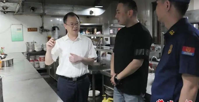 周振宇在武陵区督导检查安全生产和市场保供工作时强调：聚焦安全保供 护航平安假期